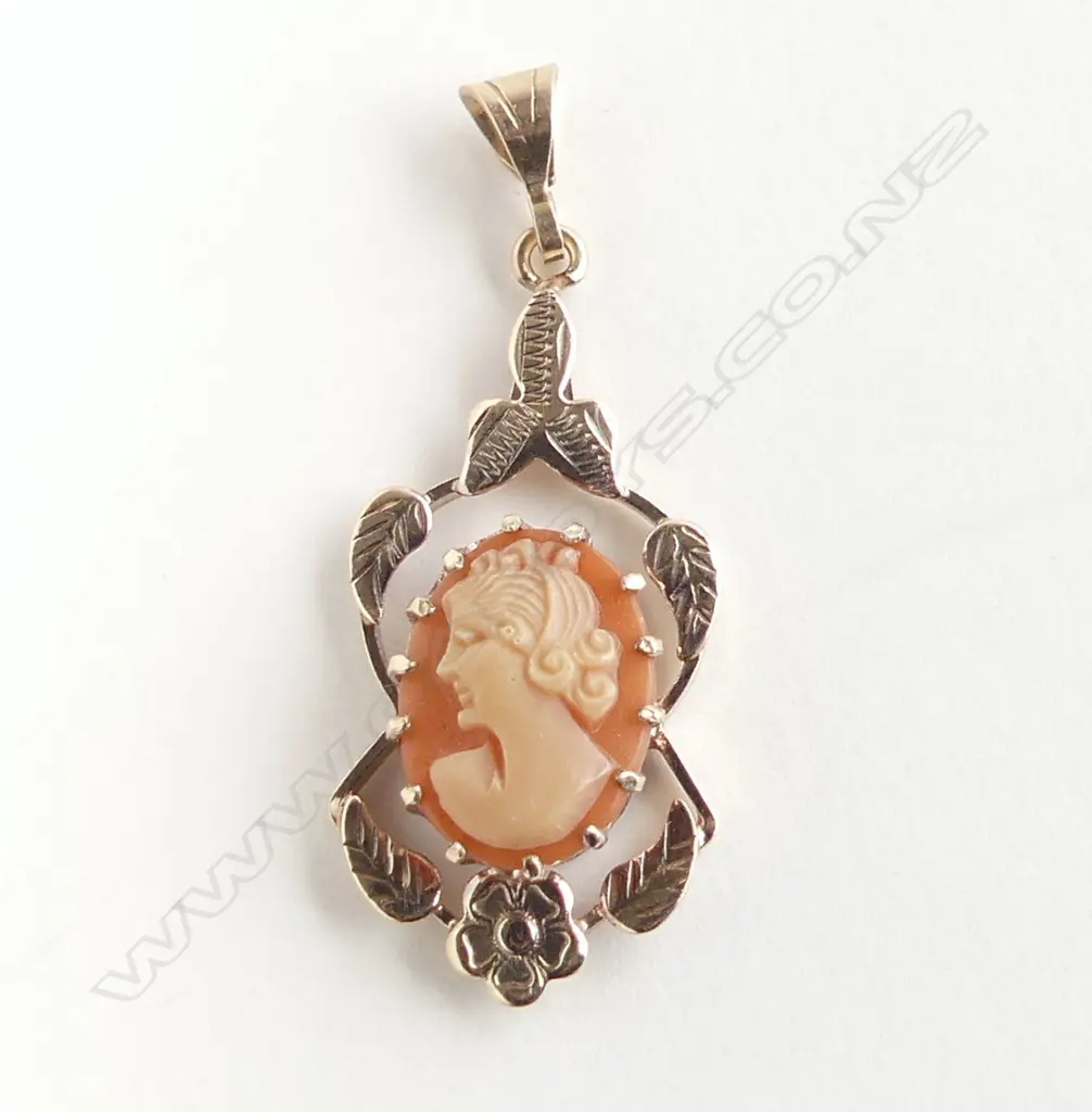9ct GOLD CAMEO SET PENDANT Image 1++