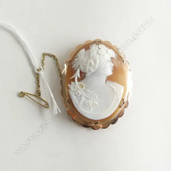 QUALITY 9ct GOLD FRAMED CAMEO woman in profile ornate coiffure 13.76gms 