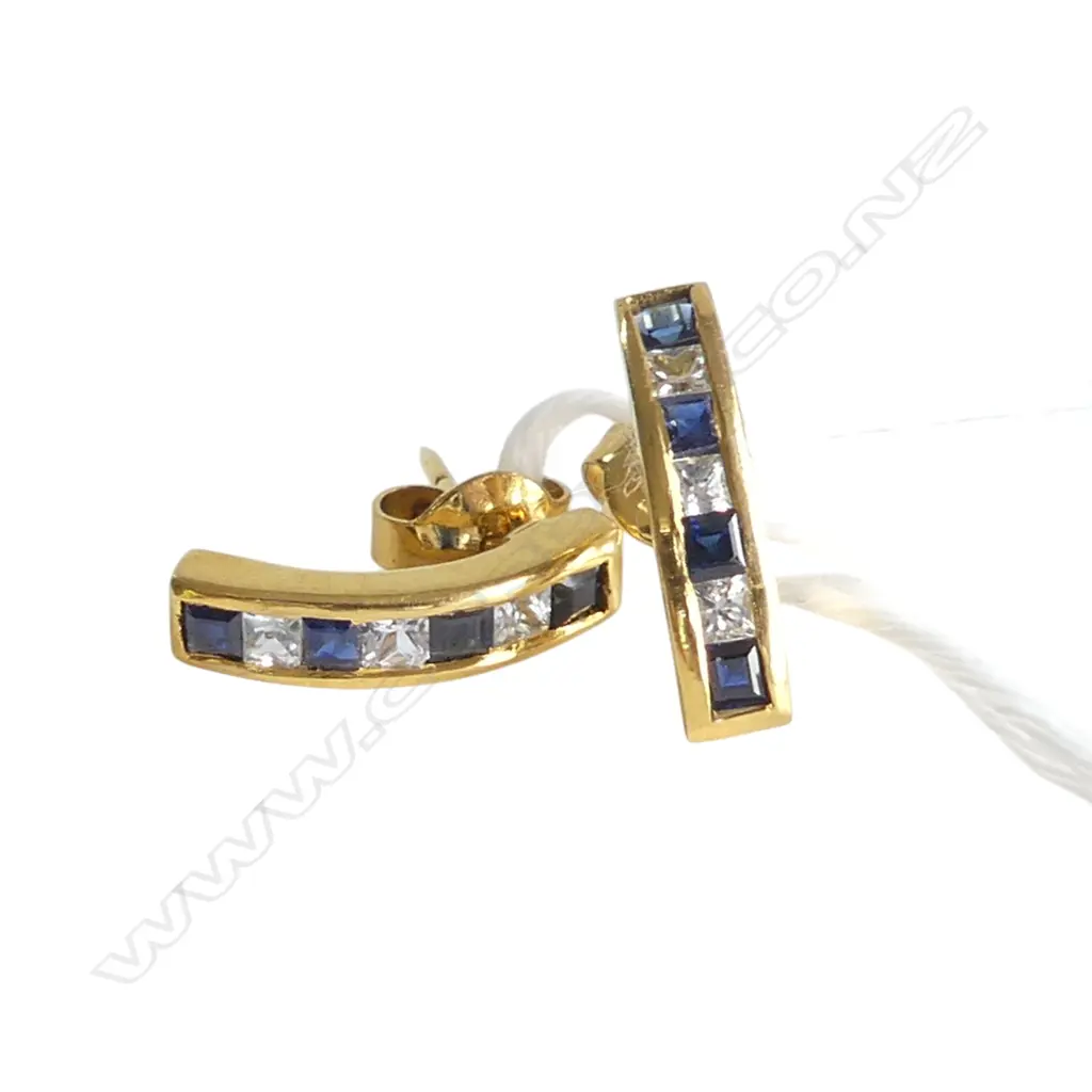 PR 18ct yellow GOLD SAPPHIRE & WHITE STONE EARRINGS curved bar form 2.7gms Image 1++