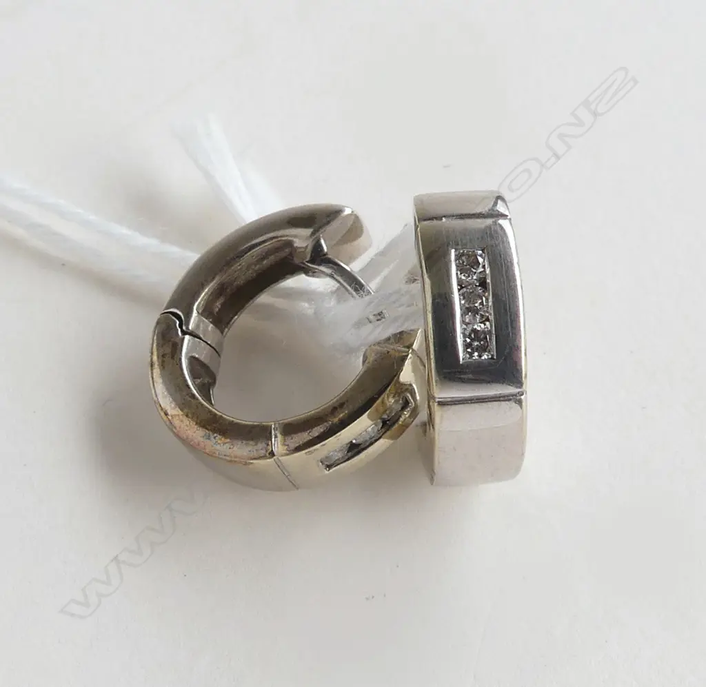 PR 9ct WHT GOLD DIAMOND SET EARRINGS D=0.15ct, 3.9gm Image 1++