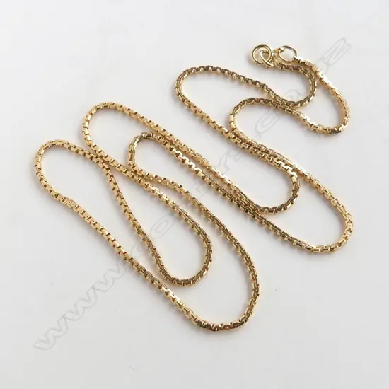 18ct BOX CHAIN NECKLACE, L.520mm 8.0gms