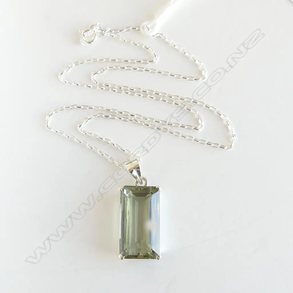 SILVER SET GREEN AMETHYST PENDANT ON SILVER CHAIN Image 1++