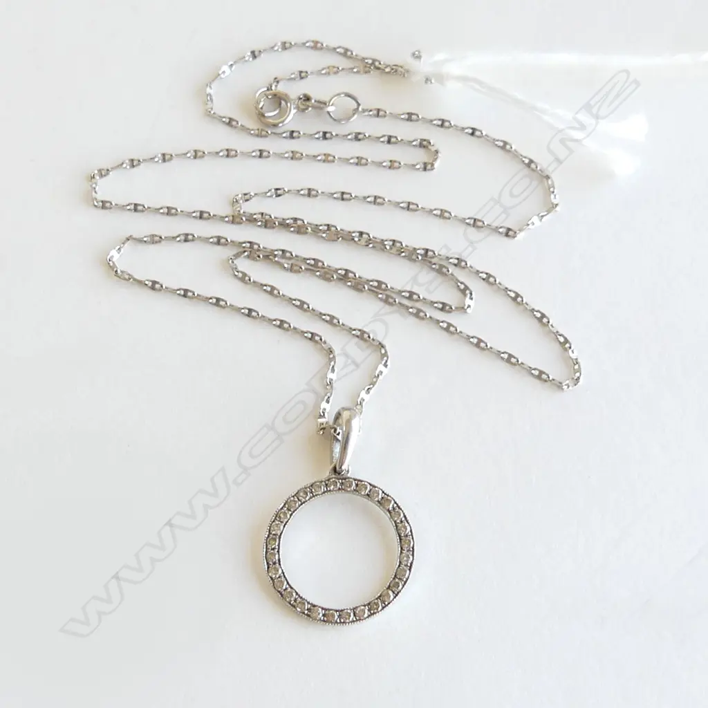 9ct WHT GOLD DIAMOND PENDANT NECKLACE & 18ct WHT GOLD CHAIN 2gm Image 1++