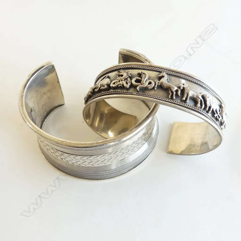2 SILVER CUFFS, 1 w RELIEF OF ANIMALS 114gm Image 1++