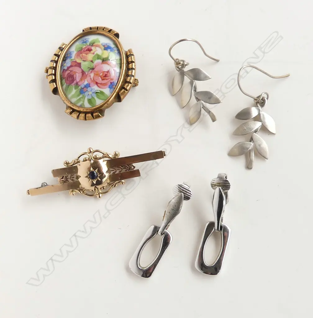 9CT BAR BROOCH 4.0gms + 2 PRS EARRINGS (1 STG) & LIMOGES BROOCH Image 1++