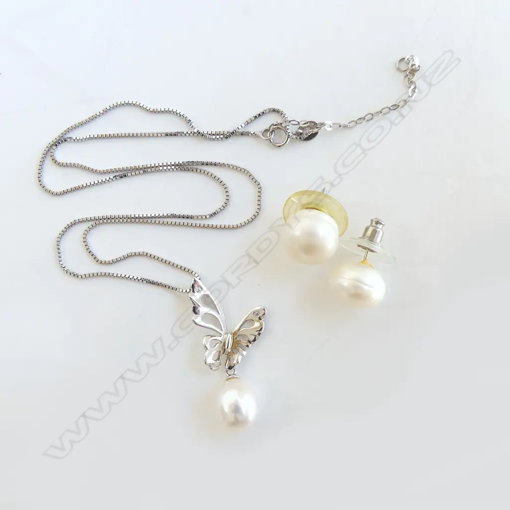 SILVER & PEARL DROP PENDANT/SILVER CHAIN, PR PEARL EARRINGS Image 1++