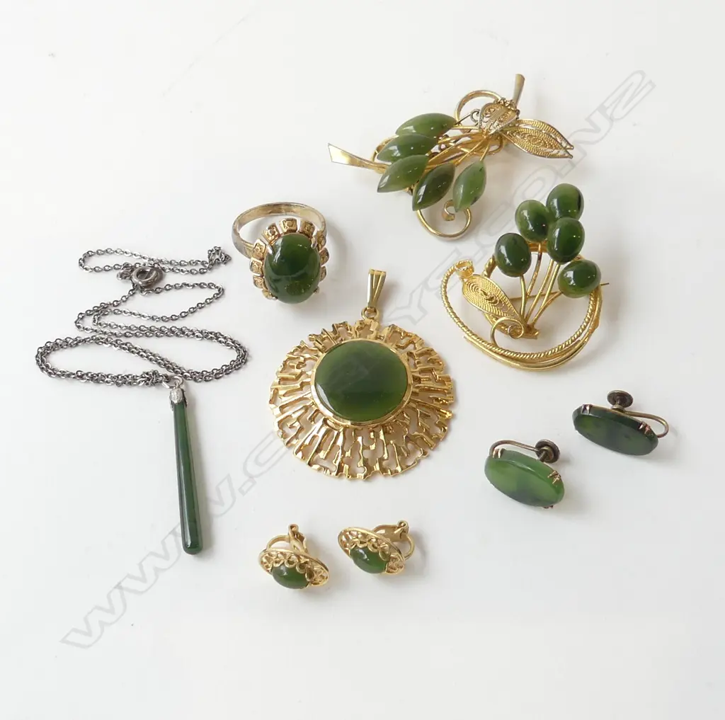 POUNAMU & GILT JEWELLERY: 2 brooches. 2 Pendants. Ring+ 2 prs earrings  Image 1++
