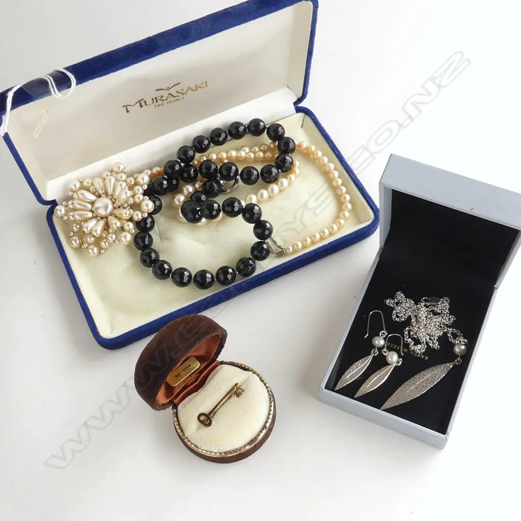 SMALL COLLECTION OF COSTUME JEWELLERY INCLUDING KAREN WALKER SILVER PEARL NECKLACE AND EARRINGS GOLD ? 21ST KEY Image 1++
