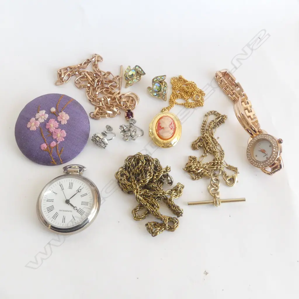 ASST COSTUME JEWELLERY, INCL. BROOCHES, CHAINS, WATCH Image 1++