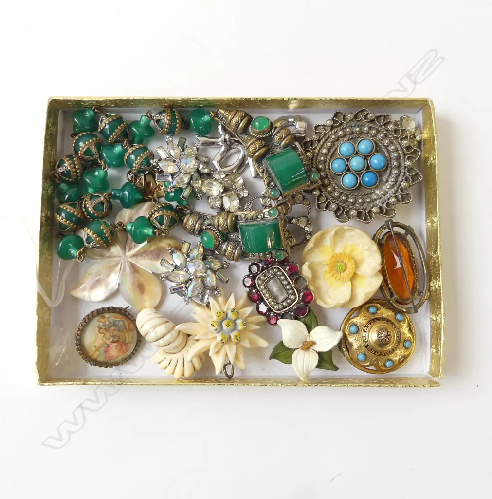 COSTUME JEWELLERY; BROOCHES & EARRINGS INCL. IVORY & GOLD ETC Image 1++