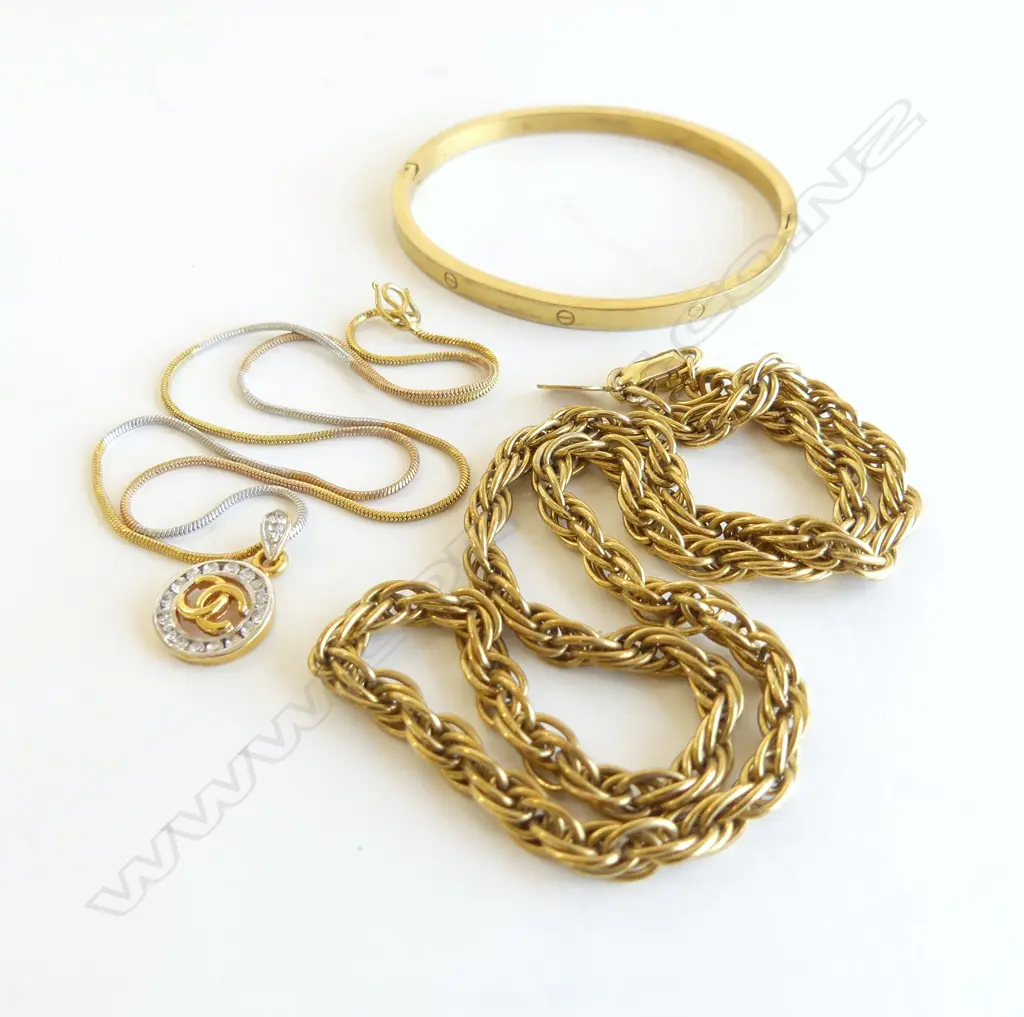3 PCS COSTUME JEWELLERY, BRACELET & 2 CHAINS Image 1++
