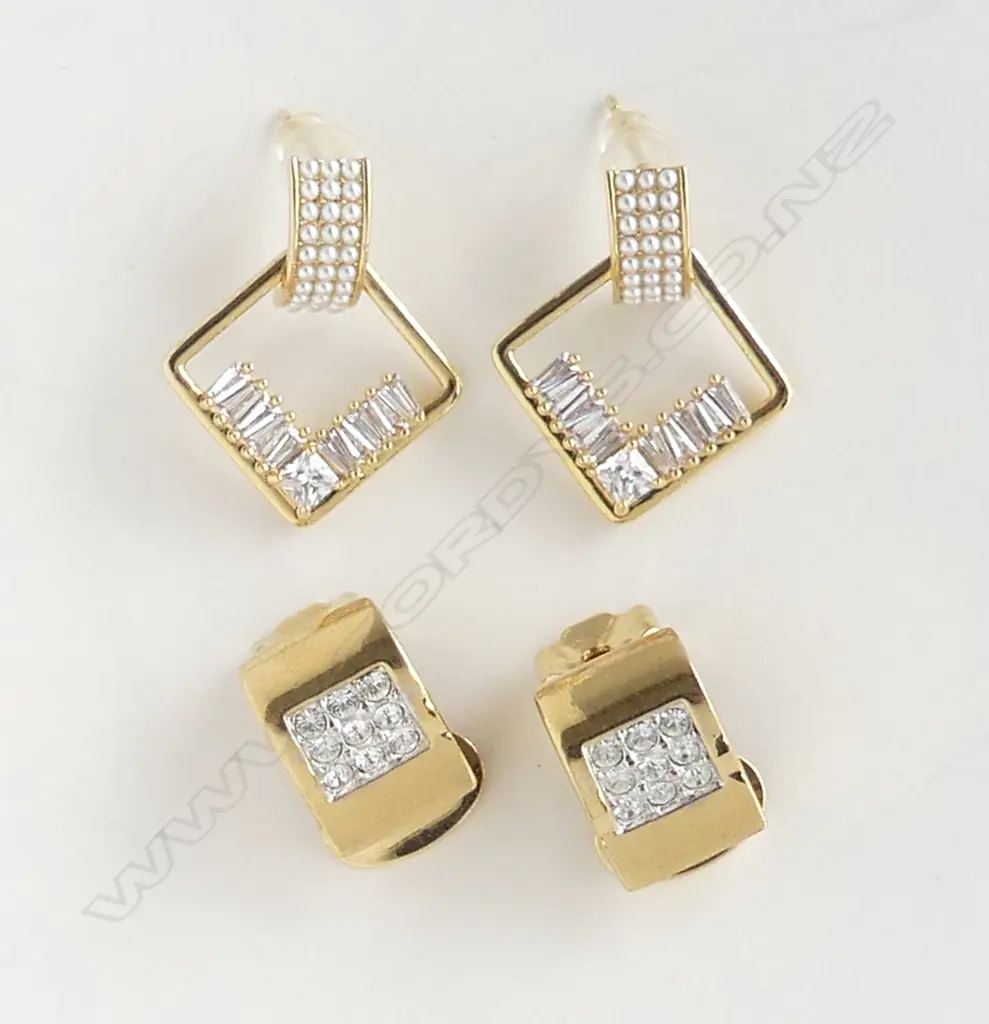 2 pairs COSTUME GILT & DIAMANTE EARRINGS Image 1++