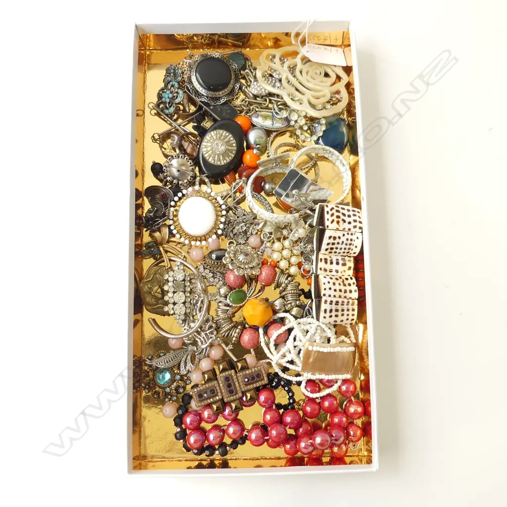 ASST. COSTUME JEWELLERY Image 1++