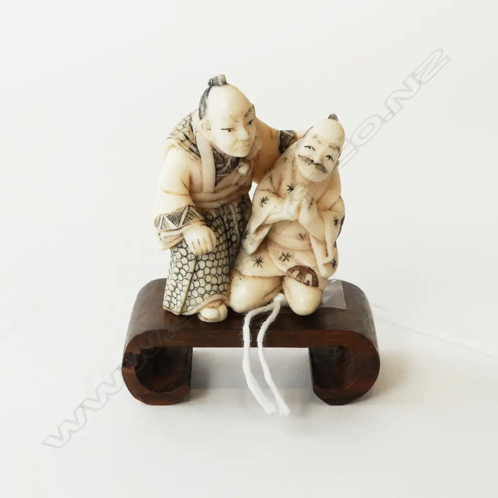 IVORY NETSUKE, SAMURI & SERVANT, SIGNED ON BASE Image 1++