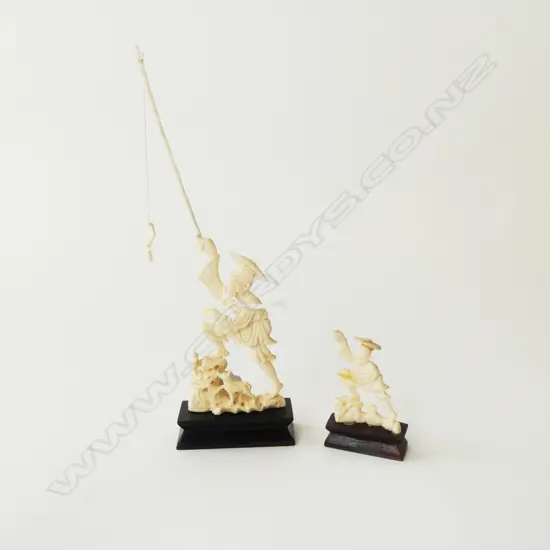 2 CARVED IVORY FISHERMEN ON STANDS, H.110/70mm