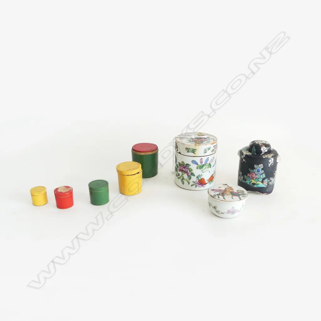 3 ORIENTAL LIDDED CONTAINERS, largest w. lid faulted & containing lacquered containers H.70mm Image 1++