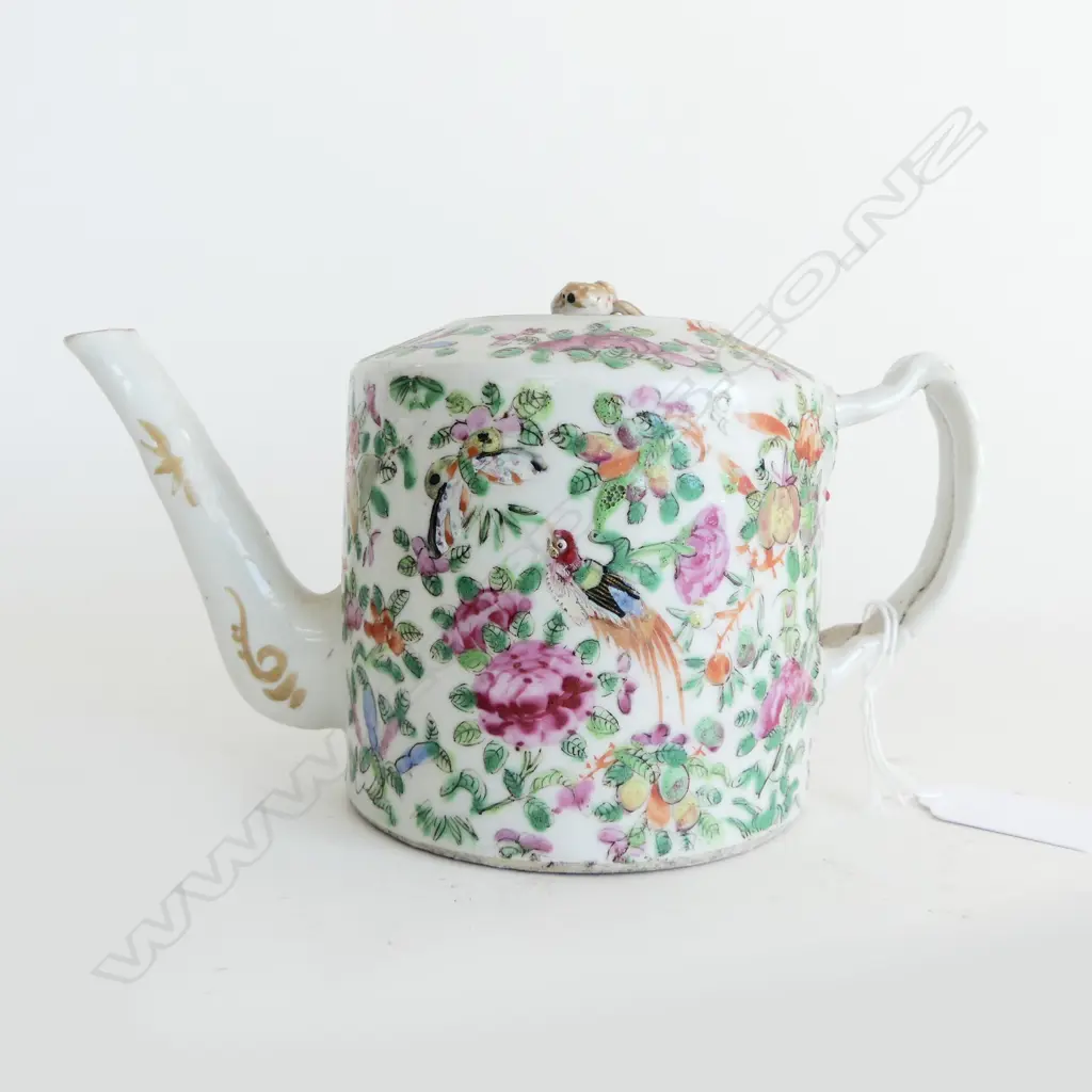 CHINESE FAMILLE ROSE TEAPOT H.105mm Image 1++
