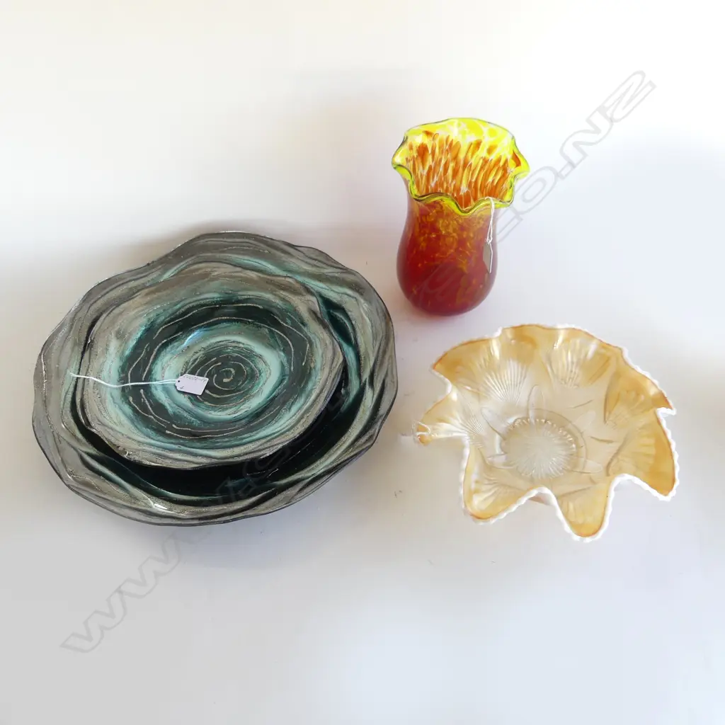 4 PCS GLASS; ORANGE & YELLOW VASE H.210mm, CARNIVAL GLASS BOWL DIA.260mm & 2 MODERN GLASS DISHES Image 1++