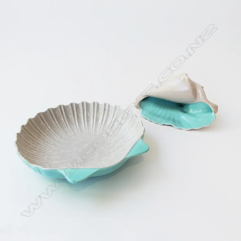 2 POOLE TWINTONE SHELLS, ICE GREEN / SEAGULL L.200mm / 225x225mm Image 1++