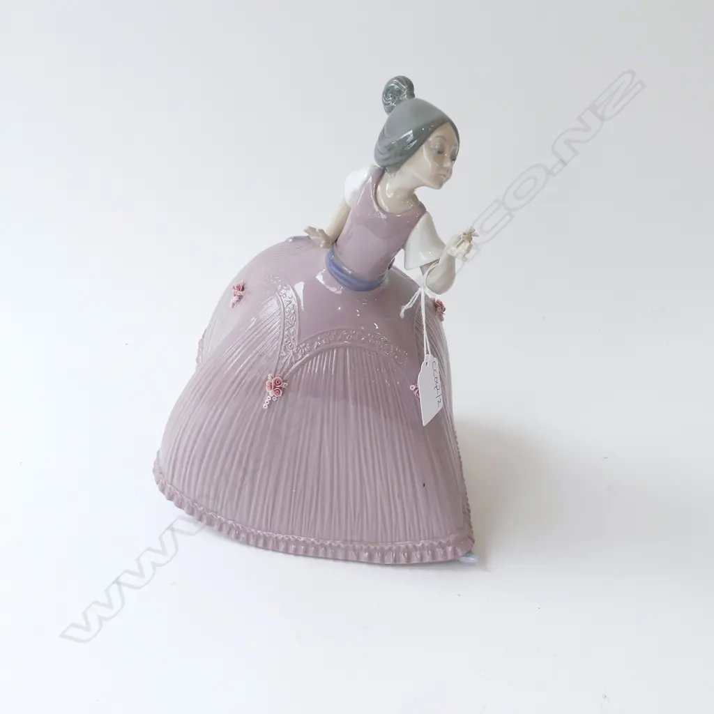LLADRO FIGURINE (FLOWER IN HAND AF) H.260mm Image 1++