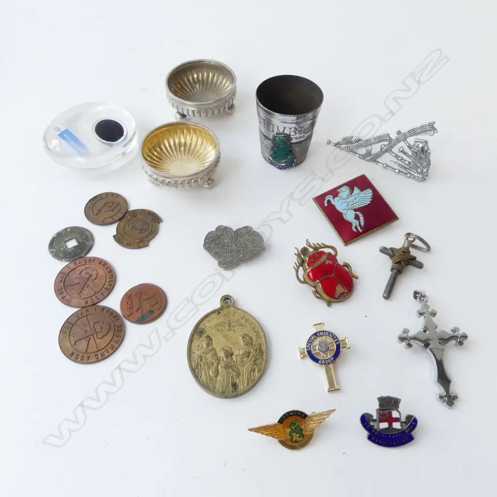 ASST BADGES + COLLECTIBLES + PR STG SALTS, 29gms Image 1++