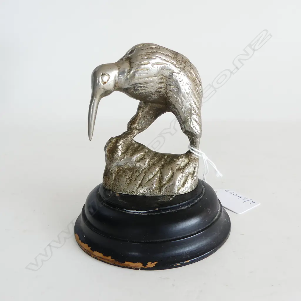 CAST METAL KIWI ON WOOD BASE H115MM Image 1++