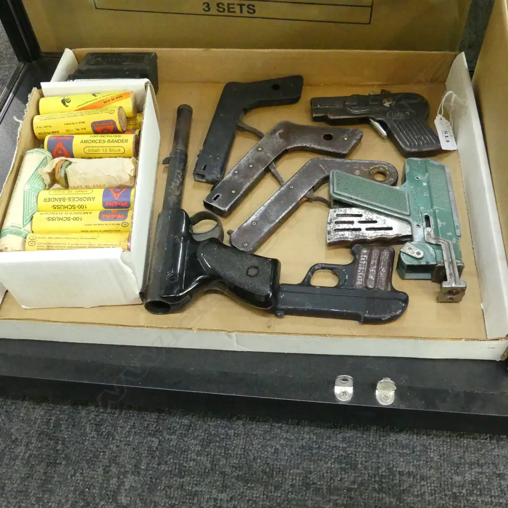 7 VINTAGE TOY HANDGUNS/CAP GUNS, AIR PISTOL PELLETS & PAPER CAPS FOR TOY PISTOLS Image 1++