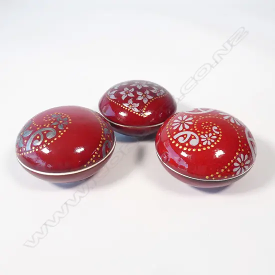 3 KEUM SUN LEE/SANG SOOL SHIM TRINKET BOXES, RED DIA. x2 100mm x1 90mm 