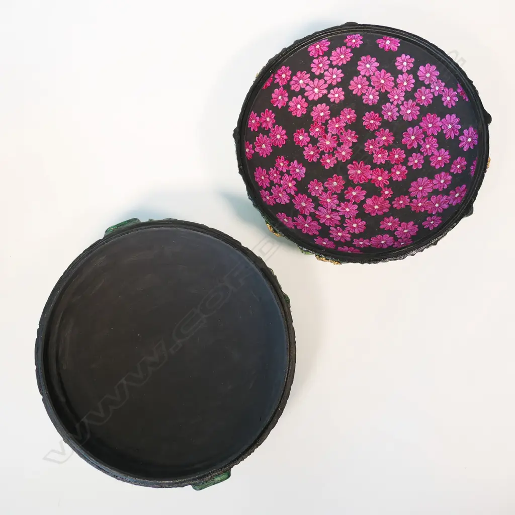 KEUM SUN LEE/SANG SOOL SHIM LIDDED DISH, PAINTED GREEN w GOLD HIGH LIGHTS & PURPLE FLOWERS INSIDE,  SIGNED, DIA.280mm Image 1++