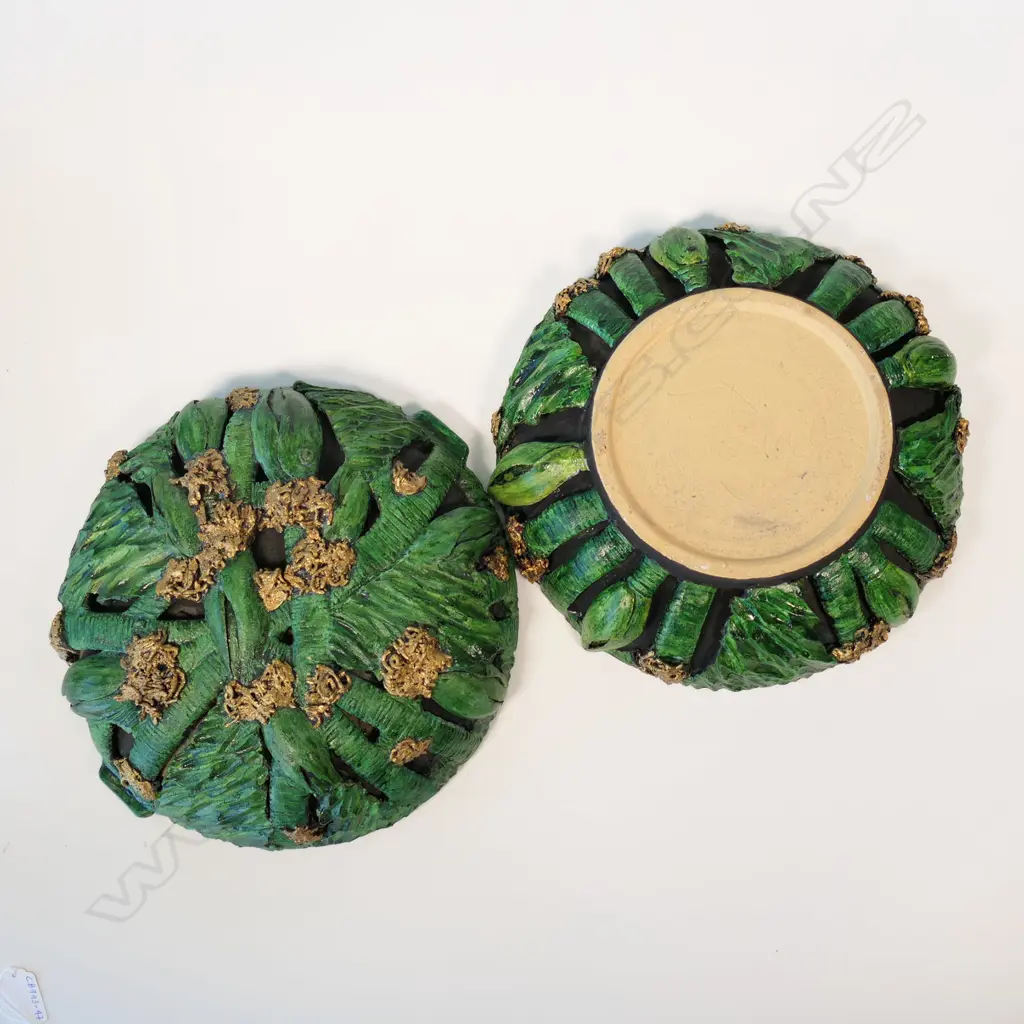 KEUM SUN LEE/SANG SOOL SHIM LIDDED DISH, PAINTED GREEN w GOLD HIGH LIGHTS & PURPLE FLOWERS INSIDE,  SIGNED, DIA.280mm Image 1++
