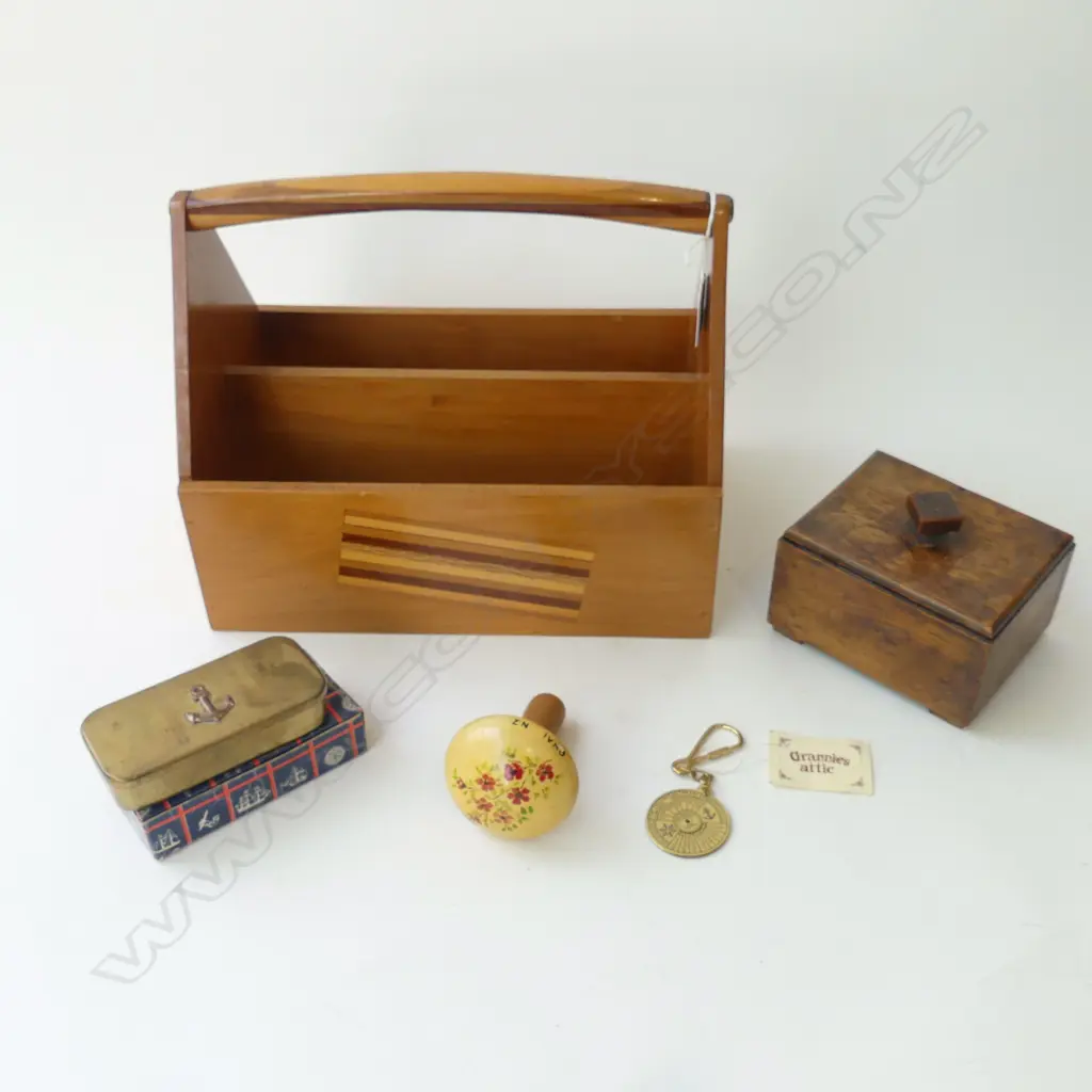 NZ WOODS PEG BOX L280MM DARNING MUSHROOM  OAK TRINKET BOX  & 2 BRASS ITEMS Image 1++
