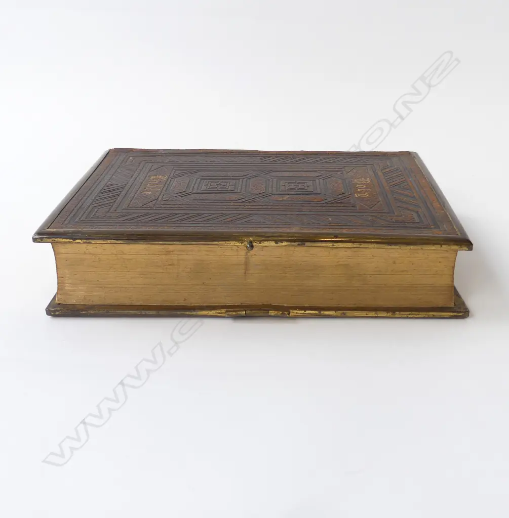 VICTORIAN HOLY BIBLE LEATHER & BRASS BOUND ILLUSTRATED WITH ENGRAVINGS, L.280MM Image 1++