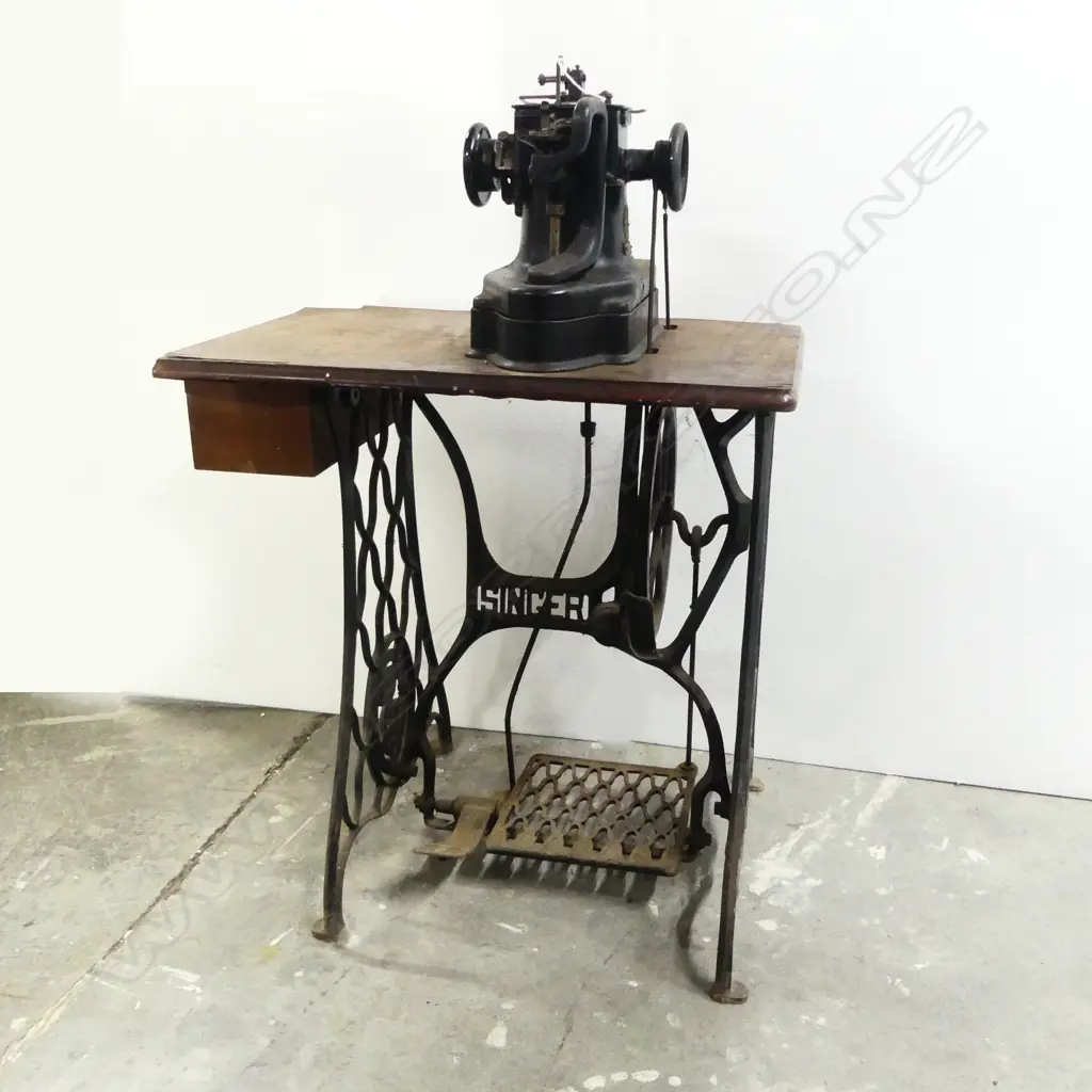 ANTIQUE SINGER SEWING MACHINE Image 1++