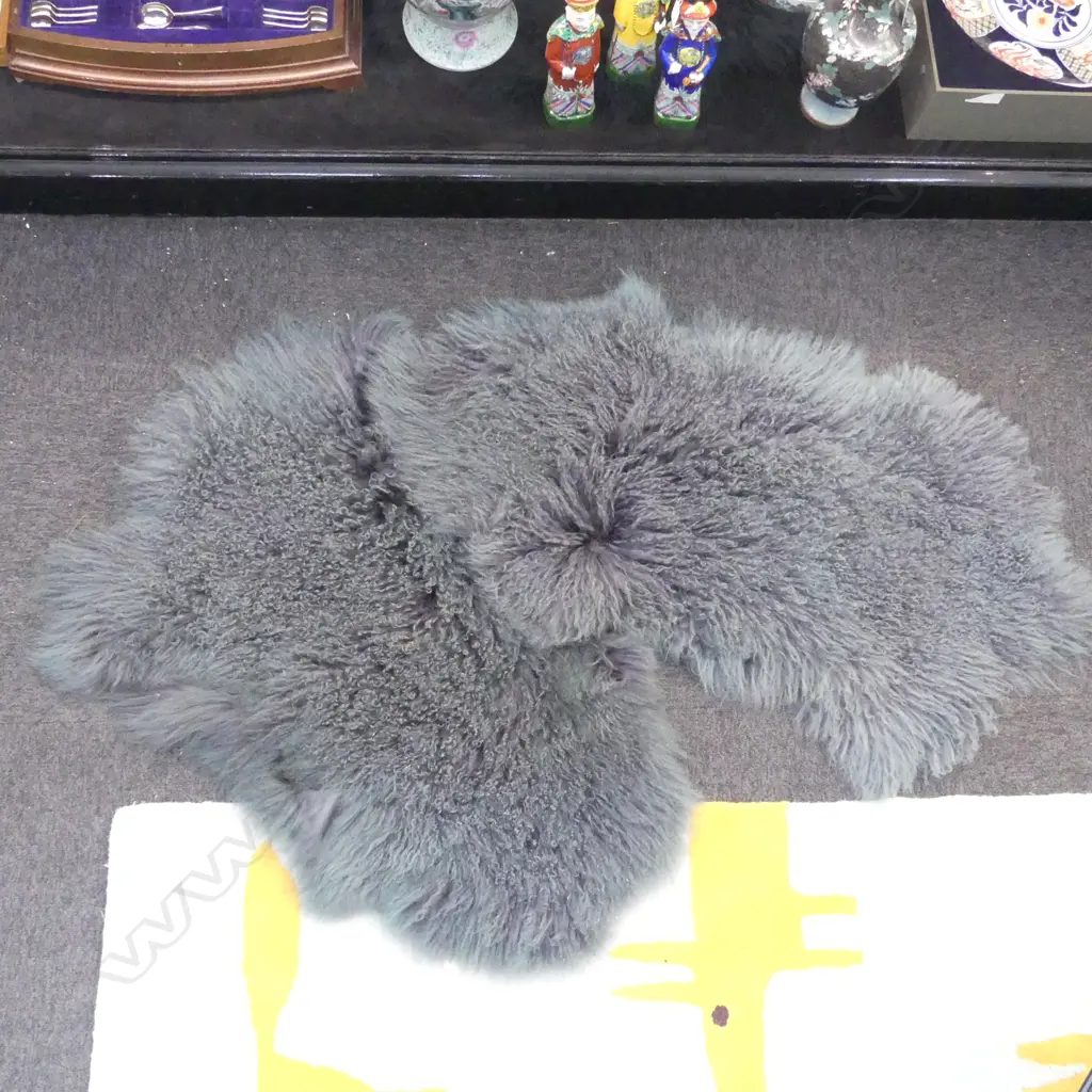 2 MONGOLIAN DYED SHEEPSKINS L.1100mm Image 1++
