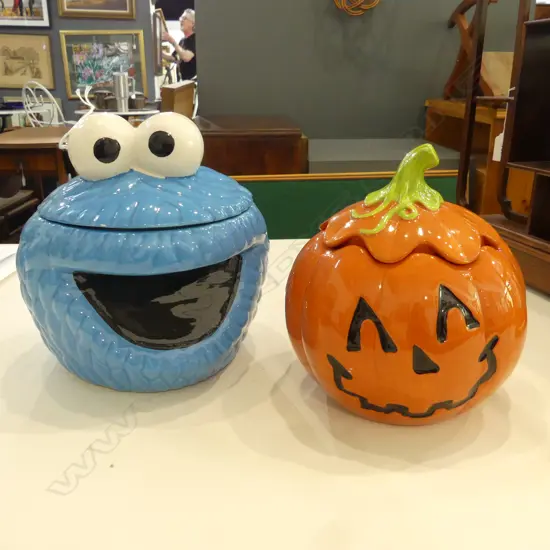 2 COOKIE JARS; PUMPKIN & SESAME STREET (CHIPS) H.180mm