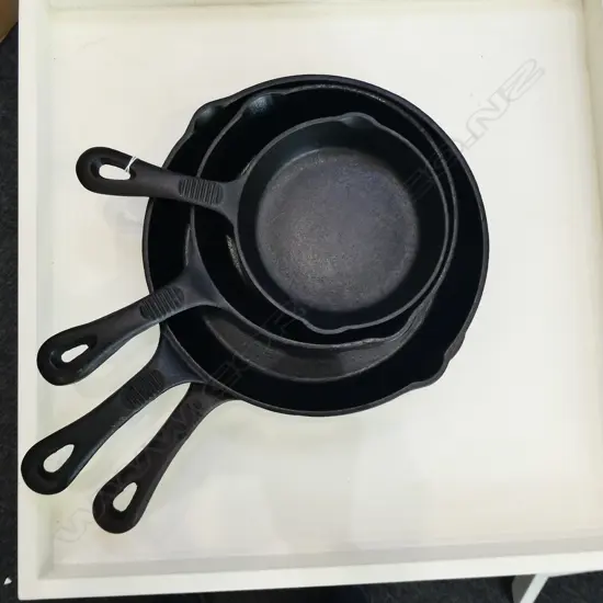 4 CAST IRON FRY PANS L.405mm