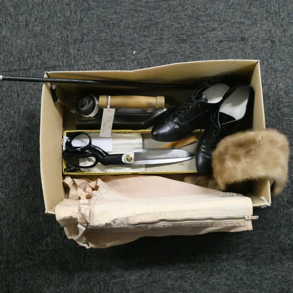 6.7KG IRON, SCISSORS, CORSET, SHOES, FUR COLLAR, SWAGGER STICK L.690mm Image 1++