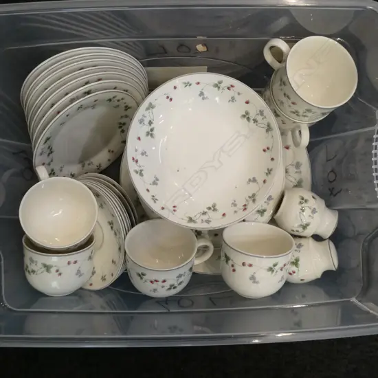 ROYAL DOULTON 'STRAWBERRY FAYRE' DINNER SERVICE