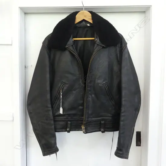 VINTAGE BLACK LEATHER JACKET w. DETACHABLE SHEEPSKIN COLLAR, VENTURA LA USA SZ. 38-40
