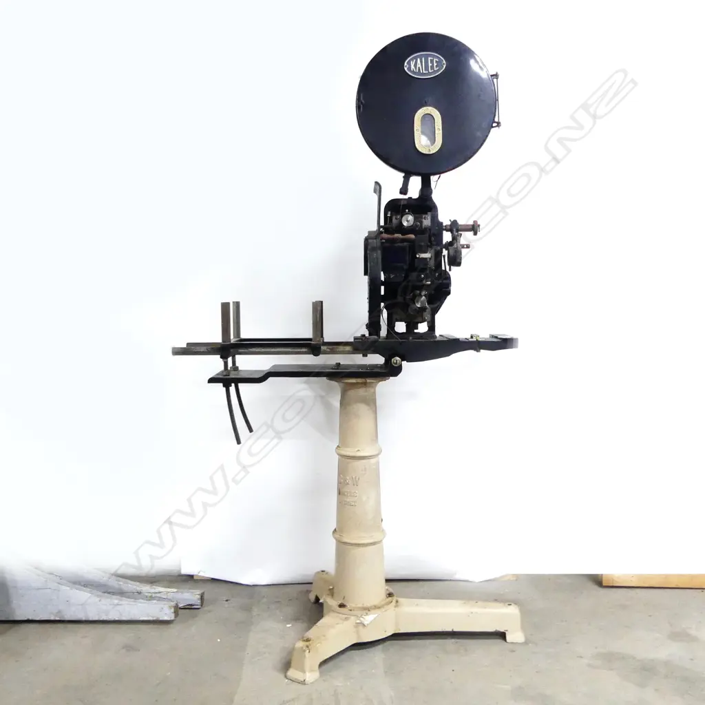 LG VINTAGE KALLE No.8 35MM COMMERCIAL MOVIE FILM PROJECTOR ON C&W OF SYDNEY CAST IRON BASE + ZEISS IKON XENOSOL1600 lamp Image 1++