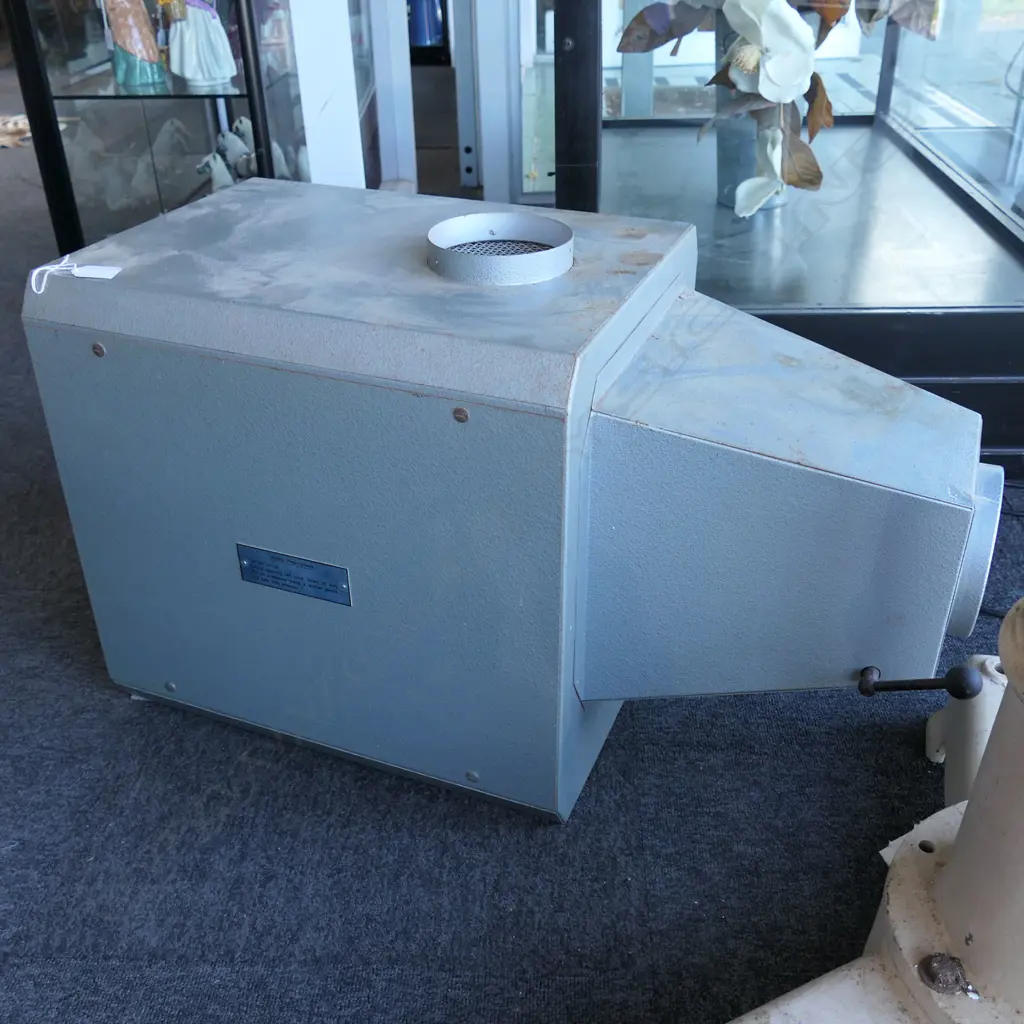 LG VINTAGE KALLE No.8 35MM COMMERCIAL MOVIE FILM PROJECTOR ON C&W OF SYDNEY CAST IRON BASE + ZEISS IKON XENOSOL1600 lamp Image 1++