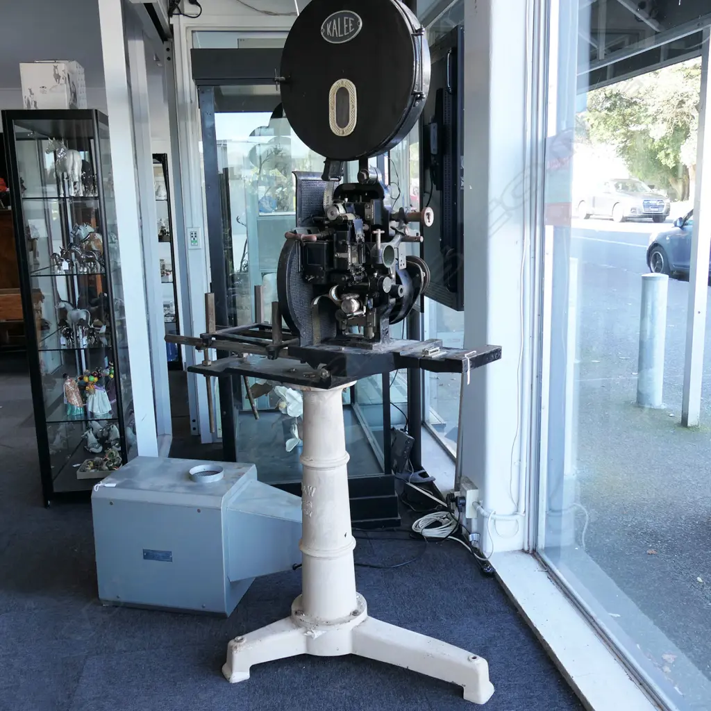 LG VINTAGE KALLE No.8 35MM COMMERCIAL MOVIE FILM PROJECTOR ON C&W OF SYDNEY CAST IRON BASE + ZEISS IKON XENOSOL1600 lamp Image 1++
