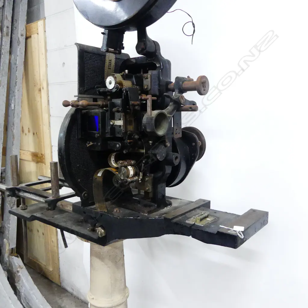 LG VINTAGE KALLE No.8 35MM COMMERCIAL MOVIE FILM PROJECTOR ON C&W OF SYDNEY CAST IRON BASE + ZEISS IKON XENOSOL1600 lamp Image 1++