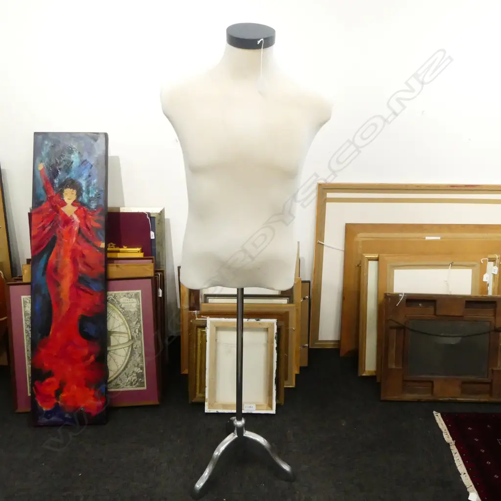 MALE MANNEQUIN ON STAND H.1500mm (ADJUSTABLE) Image 1++