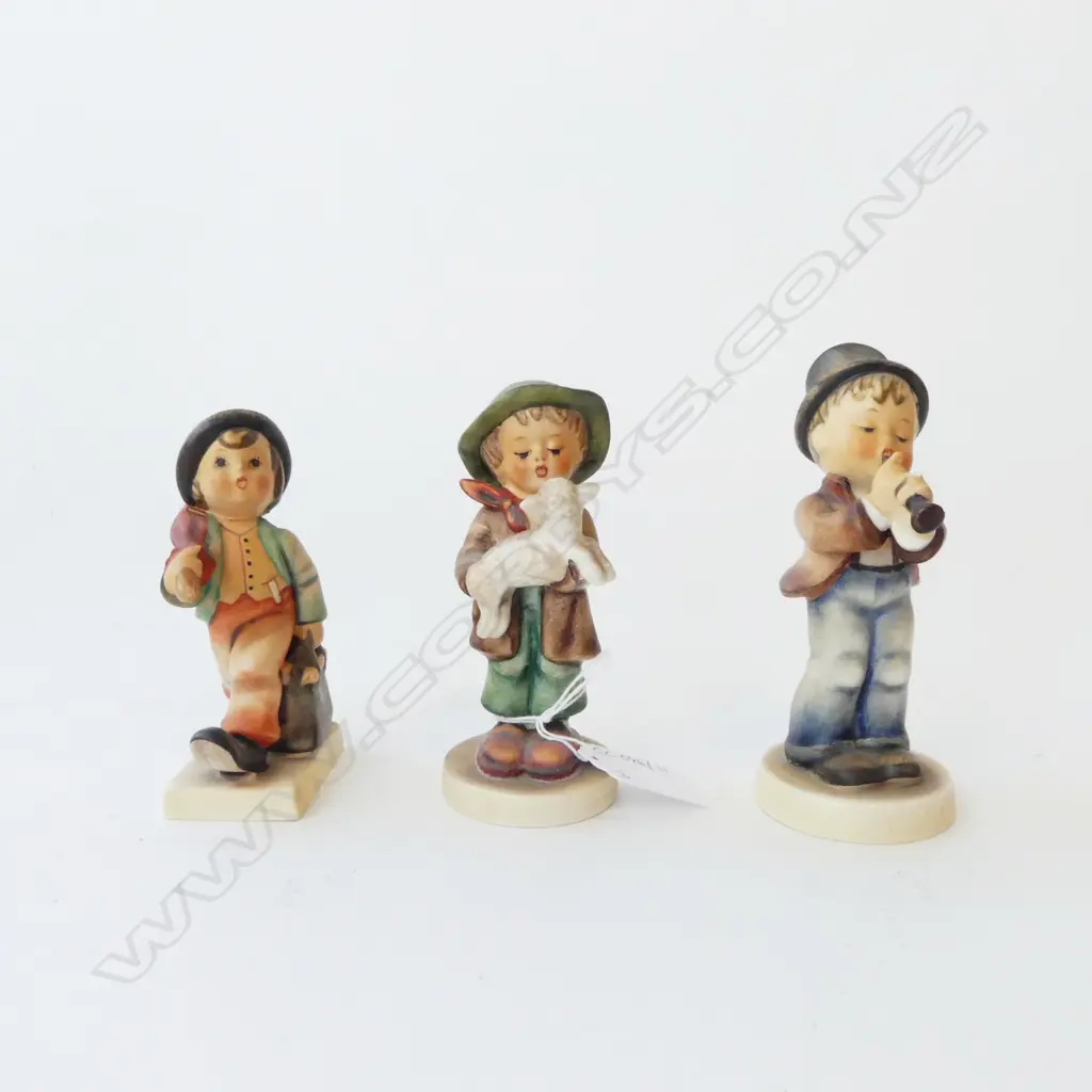 3 HUMMEL FIGURINES; HORN PLAYER (CHIPS), CHILD w. UMBRELLA, CHILD w. LAMB H.125mm Image 1++