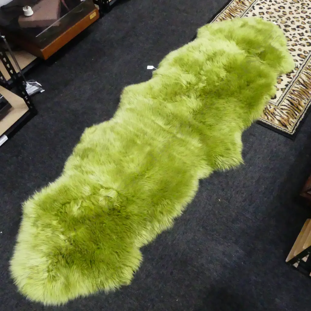 GREEN DYED SHEEPSKIN 1900x650mm Image 1++