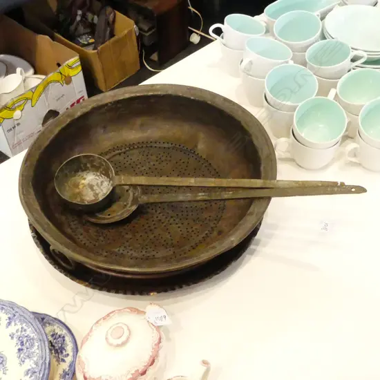 3 METAL TRAYS 375mm dia + 2 LG SPOONS