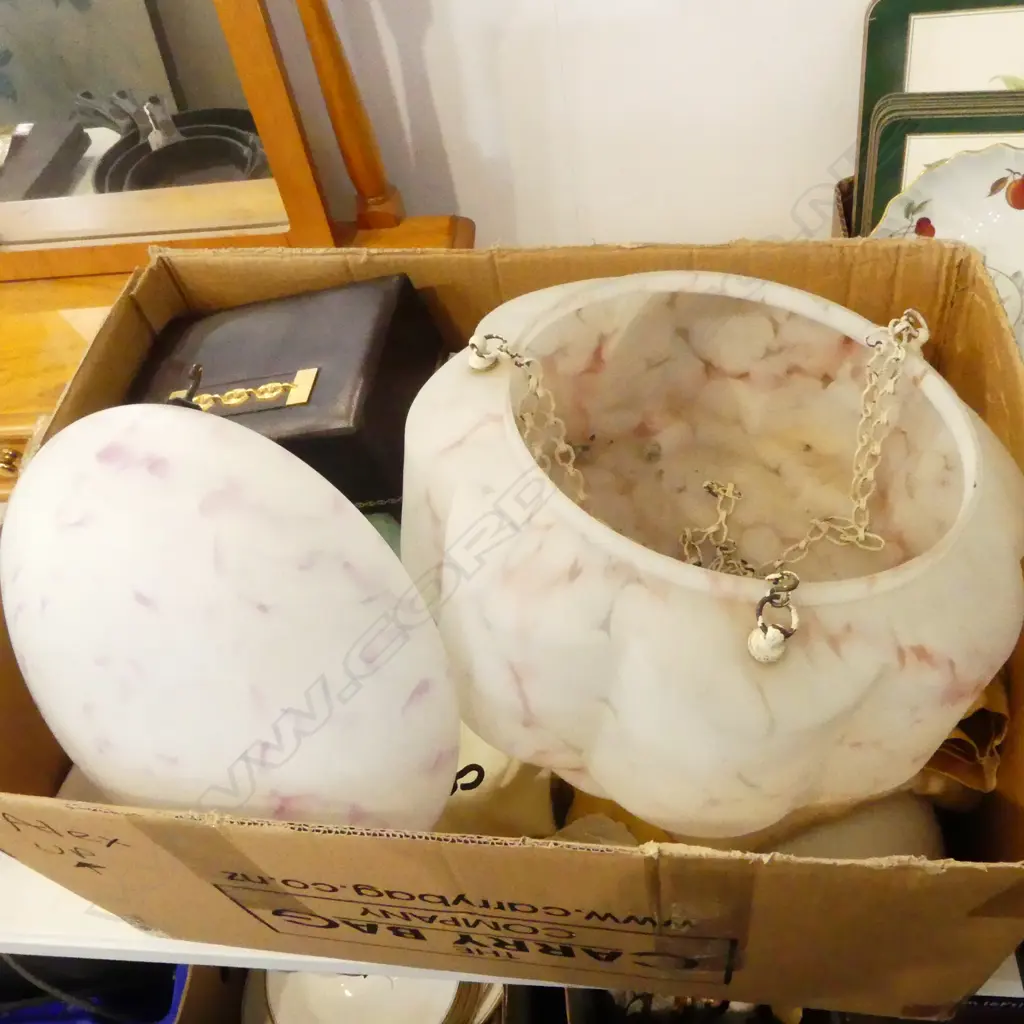 ASST. LIGHT FITTINGS, HARDWARE, LINENS ETC Image 1++