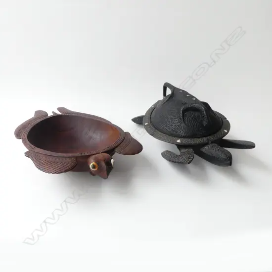 2 PACIFIC CARVED WOODEN TURTLE BOWLS (1 LIDDED, 1 w. CRACK) L.450mm