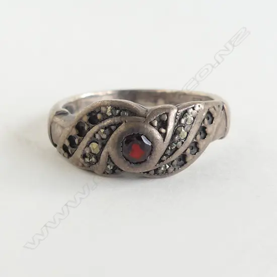 SILVER MARCASITE & GARNET RING SIZE O  (some stones missing)